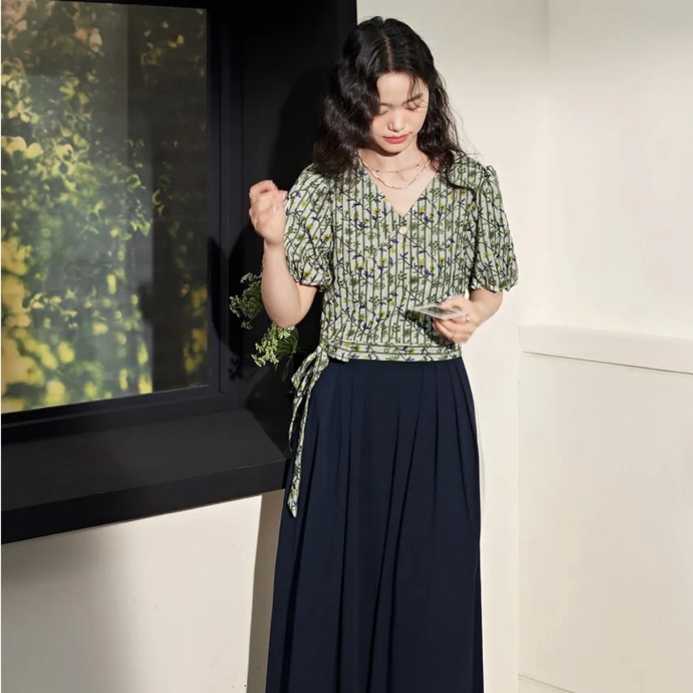 KUOSE Puff Sleeve Floral Top ***BRAND NEW***
